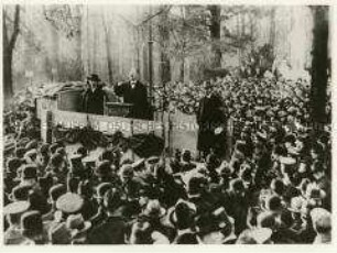Karl Liebknecht spricht in der Siegesallee zum Trauerzug für die Opfer vom 6. Dezember
