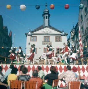 Bad Kissingen. Trachtentänze vor dem alten Rathaus während des Rákoczi-Festes