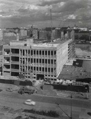 210° Panorama, Bild 3 von 10. Blick von der Sektorengrenze Zimmerstraße über die Baustelle Axel-Springer-Verlagshaus bis Richtung Baustelle GSW-Hochhaus. Berlin-Kreuzberg, Rudi-Dutschke-Straße