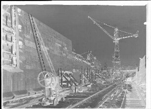 Staustufe Himmelstadt. Baumaßnahmen. Ansicht einer Betonwand.