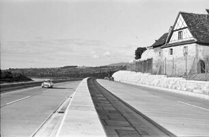 Rheinweiler: Autobahnbauwerk Doppelrampe; Ansicht von Süden mit Stützmauer