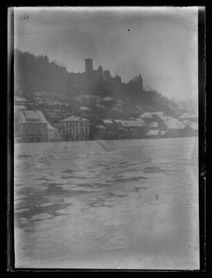 Blick von Kreuzwertheim über den Main auf die Packhofstraße und Burg