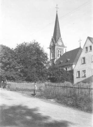 Berthelsdorf (Weißenborn-Berthelsdorf). Ortsteilansicht mit Pfarrkirche (1881/1883; G. L. Möckel) von Südost