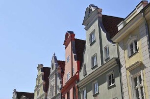 Stralsund - Hausgiebel : Sanierte Hausgiebel in der Altstadt. Aufgenommen am 21. April 2011 in Stralsund