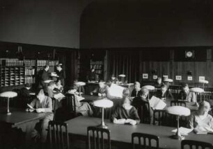 Leipzig, Städtische Volksbibliothek : Leipzig. Städtische Volksbibliothek (Städtische Bücherhalle). Briestraße (Etkar-André-Straße) 8. Lesesaal