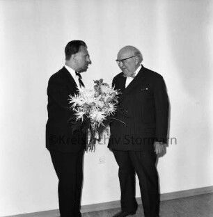 Verabschiedung von Musikdirektor August König: Turnhalle der Stadtschule: Königstraße: Überreichung eines Blumenstraußes an König: 9. Juli 1967