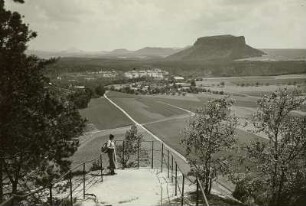 Elbsandsteingebirge. Blick vom Rauenstein nach Südosten. Von links nach rechts: Kaiserkrone, Rosenberg, Zirkelstein, Wachsberg, Kohlbornstein, Kleinhennersdorfer Stein und Lilienstein