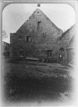 Bernburg (Saale), Lange Straße 37. Ehem. Schloßbrauerei (18. Jh.). Giebelfront mit Toranlage