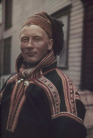 Reisefotos Norwegen. Porträt eines jungen Samen in Tracht