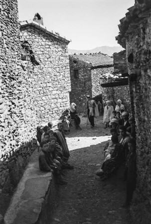 Gasse : Männer und Jungen der Kabylen in einer Gasse des Dorfes