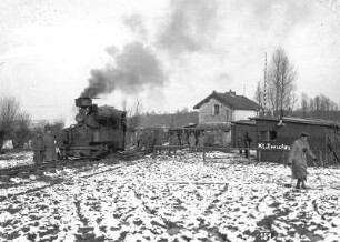 Erster Weltkrieg : Deutsche Soldaten neben einer Lokomotive am Bahnhof von Senuc