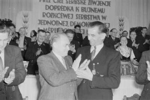Präsidium des III. Bundeskongresses der Domowina in Bautzen. Kurt Krenz, Vorsitzender der Domowina und Fred Oelßner, stellvertretender Vorsitzender des Ministerrates und Mitglied des Politbüros des ZK der SED : Prezidij na III. Zwjazkowym kongresu Domowiny w Budyšinje. Kurt Krjeńc, předsyda Domowiny a Fred Oelßner, naměstnik předsydy ministerskeje rady a sobustaw politběrowa CK SED : Bautzen / Budyšin