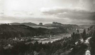 Sächsische Schweiz. Elbtal mit (Bad Schandau-)Postelwitz gegen Hohe Liebe und Schrammsteine. Blick von der Berthelthöhe nach Osten