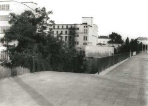 Dresden-Südvorstadt, Zwickauer Straße 35. Fabrikgebäude (um 1928). Blick vom Fußweg der Nossener Brücke