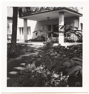 Garten Simon, Berlin-Dahlem: Wohnhaus untere Terrasse, eckige Stützen