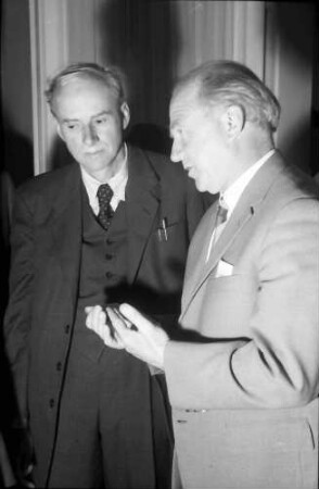 9. Tagung 1959 Physiker: Paul Dirac, Werner Heisenberg argumentierend