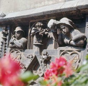 Regenburg. Altes Rathaus (M. 13. Jh.). Relief am Spitzbogenportal (Stadtwappen und Kriegsknechte "Schutz und Trutz")