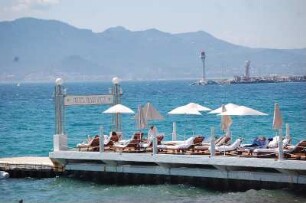 Cannes - Privatstrand eines Hotels : Privatstrand des Luxus Hotels Martinez an der Croisette in Cannes, aufgenommen 2006