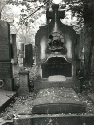 Grabmal der Familie Vsetecka : Grabmal der Familie Vsetecka. Sandstein (vor 1913; V. Vsetecka). Prag-Královské Vinohrady, Olšaner Friedhof