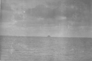 Blick vom Schiff auf offene See mit weit entferntem Segelschiff