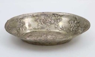Ovales Schälchen mit floraler Verzierung