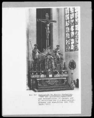 Hochaltar mit Kruzifix und den Heiligen Mauritius und Gereon