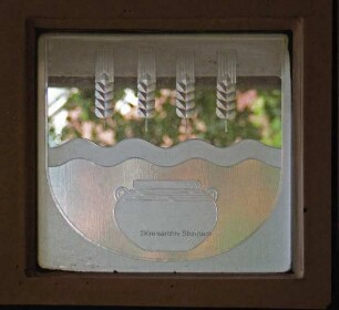 Kreistagssitzungssaal: Fensterfront: Wappen der Gemeinde Pölitz