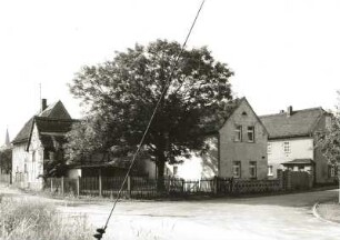 Großpösna-Dreiskau-Muckern, Hauptstraße 32. Hof (um 1800). Straßenansicht (Eckansicht) mit Einfriedung