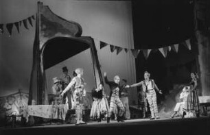 Szenenbilder aus der heiteren Oper "Schneider Wibbel" von Mark Lothar an der Komischen Oper Berlin