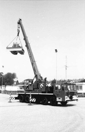 Freiburg: Neuer 36 t Kranwagen, KW 25, vollhydraulicher Bergungskran; mit Raupenschlepper am Kran