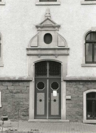 Olbernhau, Bahnhofstraße 14. Wohn- und Geschäftshaus (1876/1900). Portal