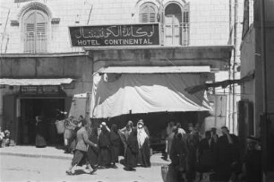 Straßenszene : Straßenszene vor einem Hotel in Jerusalem.