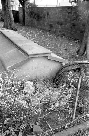 Verwahrlosung der Grabstätte Friedrich Weinbrenners auf dem Alten Friedhof in der Kapellenstraße.