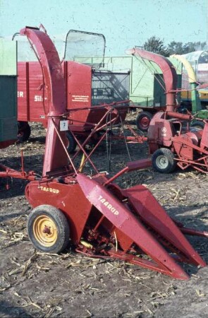 Fotografie: Erntetechnik, Feldhäcksler gezogen, Maisgebiss