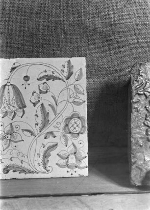 Ofenkachel mit floralem Motiv