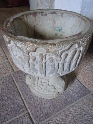 Aakirkeby - Taufbecken : Romanisches Taufbecken aus verziertem Sandstein des Meisters Sigraf in der Aa kirke, aufgenommen am 30. Juli 2010 in Aakirkeby auf der dänischen Ostseeinsel Bornholm