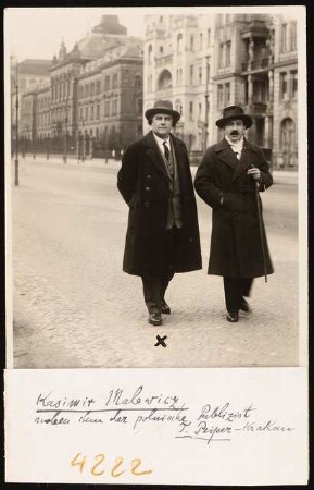 Portrait Kasimir Malewicz: Foto auf der Straße mit Verleger (als Postkarte)