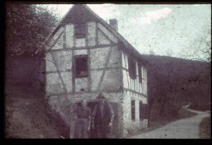 Bauernpaar vor Fachwerkhaus