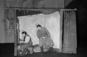 Szenenbilder aus "Der kaukasische Kreidekreis" von B. Brecht mit A. Hurwicz, H. Weigel, E. Geschonneck, Berliner Ensemble, 1954