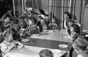Freiburg: Kindergarten der evangelischen Paulusgemeinde; Kinder im Aufenthaltsraum an Tischen, näher