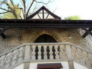 Kirchhofmauer im Süden-äußerer Torbogen mit erhaltenen Konsolsteinen von der Ortsseite