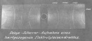 Debye-Scherrer-Aufnahme eines hartgezogenen Elektrolyteisendrahtes (Kaiser-Wilhelm-Institut) : Technikgeschichte | Stoffkunde und Materialprüfung | Stoffkunde | Metallographie | Die Arbeitsmethoden der Metallographie