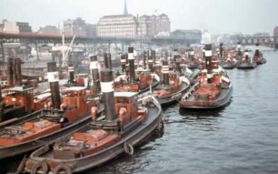 Hamburg. Hafen. Landungsbrücken. Eine Flotte von Dampfbarkassen liegt im Hafen