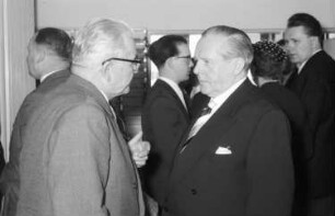 Höchenschwand: Gäste beim Aperitiv; Haas und Minister Veith