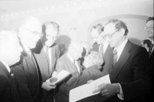 Freiburg: Rathaus, Aula, Buber-Rosenzweig-Medaille für Frau Dr. Gertrud Luckner, Gratulation