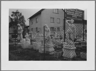 Skulpturen auf dem Betriebsgelände eines Bildhauers, Mainz