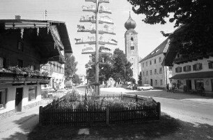 Grassau: Marktplatz mit Maibaum