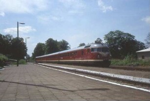 Karow Dieseltriebwagen Baureihe 608 Bahnsteig Bahnübergang