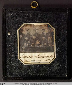 Gruppenbild mit 10 Männern hinter einem Tisch versammelt
