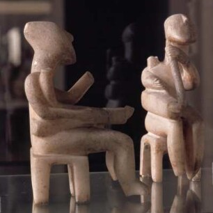 Karlsruhe, Badisches Landesmuseum, Nr. 254: Harfenspieler, Thera, Frühkykladisch I-II, Marmor, Höhe 15,6cm. 255: Thera, frühkykladisch II, frühe Spedos-Art, Höhe 16,5 cm